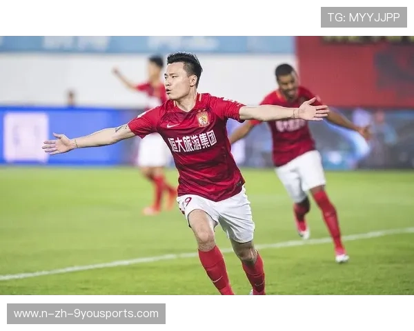 上海海港左路连续推进让禁区前沿完全暴露